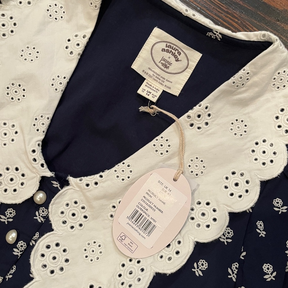 Laura Ashley X Joanie Ffion Daisy Print Contrast Collar Button-Down Mini Dress - Picture 4 of 5
